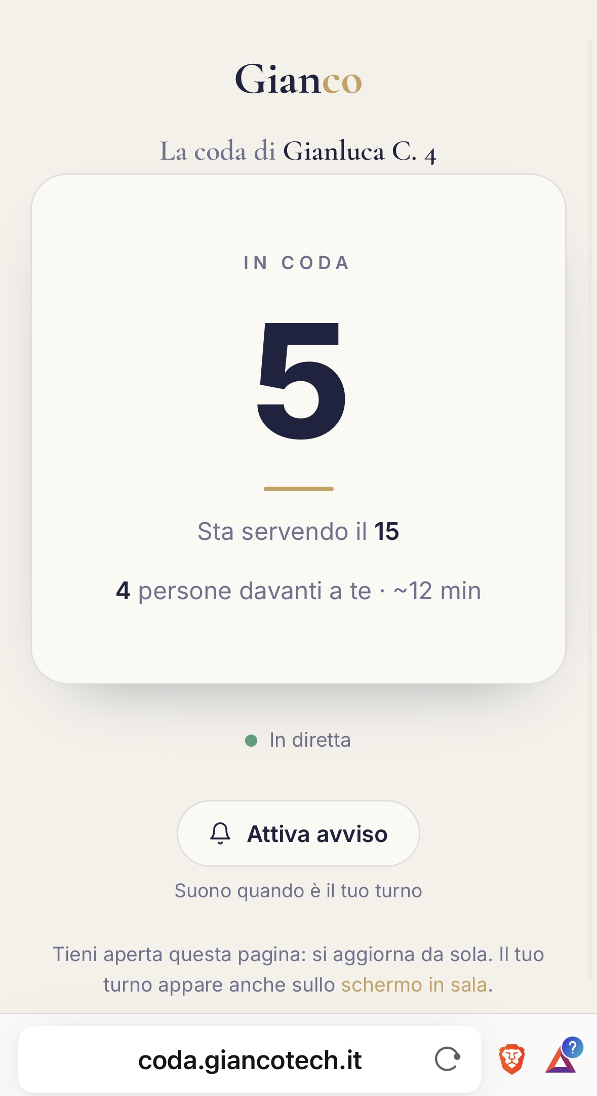 Schermata cliente: in coda, 4 persone davanti — circa 12 minuti di attesa